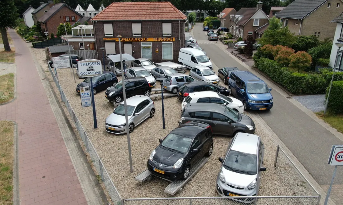 Het terrein van Autobedrijf Thijssen aan de Rijksweg in Mook, van bovenaf gezien