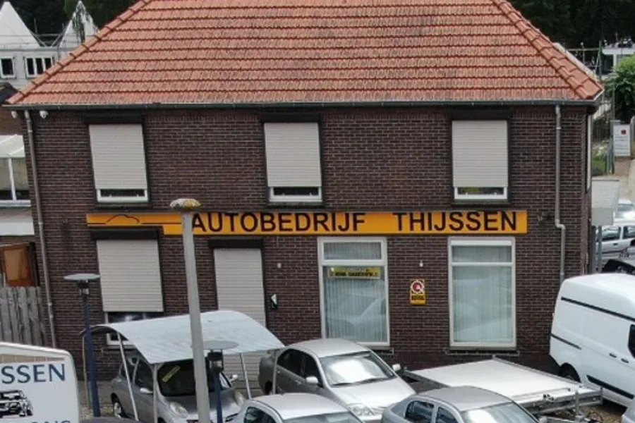 Het pand van Autobedrijf Thijssen aan de Rijksweg in Mook