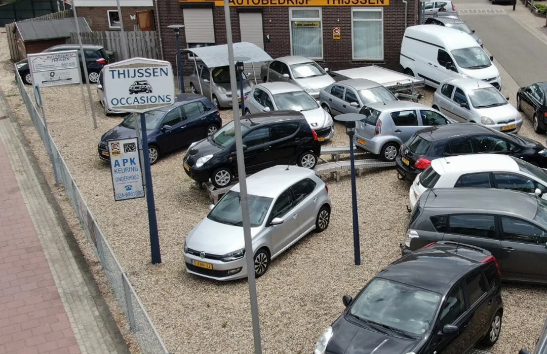 Occasions op het terrein van Autobedrijf Thijssen in Mook