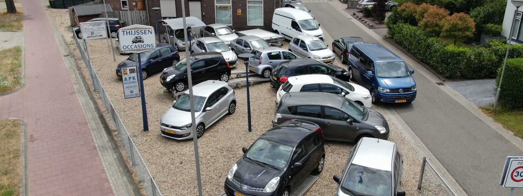 Overzicht van het terrein met occasions van Autobedrijf Thijssen in Mook